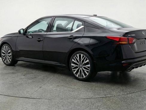 Used 2025 Nissan Altima 2.5 SV FWD image 6