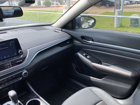 Used 2025 Nissan Altima 2.5 SR FWD image 11