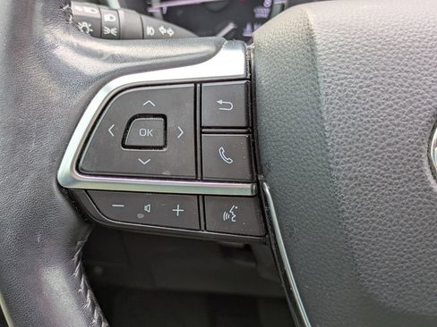 Used 2021 Toyota Highlander XLE image 18