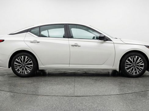 Used 2025 Nissan Altima 2.5 SV image 11