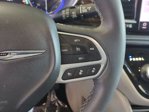Used 2023 Chrysler Pacifica Limited FWD image 13