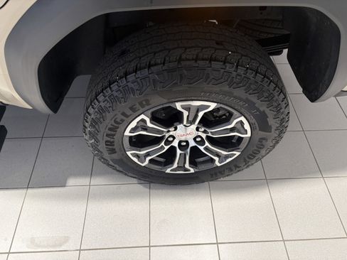 Used 2024 GMC Canyon AT4 w/ AT4 Premium Package image 8