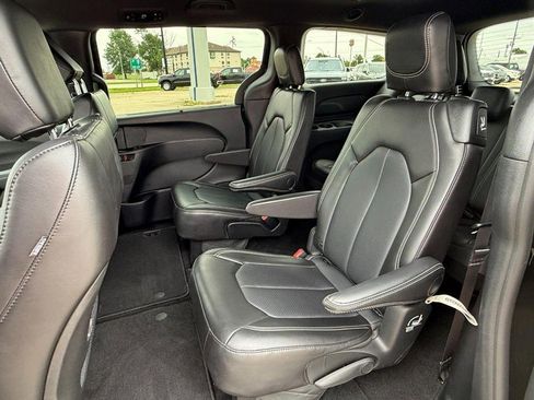 Used 2025 Chrysler Pacifica Select FWD image 18
