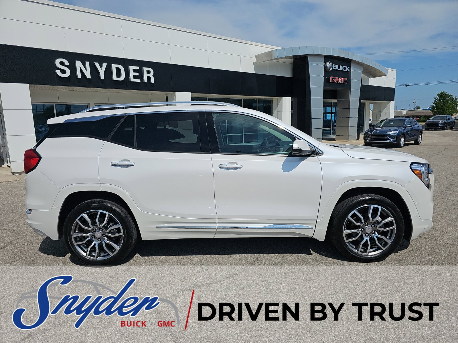 Used 2024 GMC Terrain Denali w/ Denali Premium Package AWD/4WD image 2