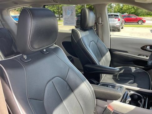 Used 2023 Chrysler Pacifica Limited FWD image 37