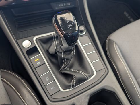 Used 2025 Volkswagen Jetta SE w/ Sunroof Package FWD image 31