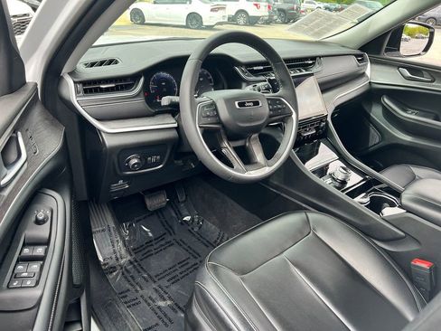 Used 2023 Jeep Grand Cherokee Limited AWD/4WD image 6