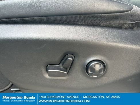 Used 2024 Chrysler Pacifica Touring-L FWD image 16