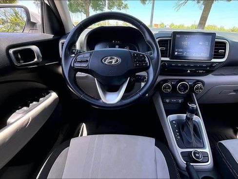 Used 2023 Hyundai Venue SEL FWD image 5