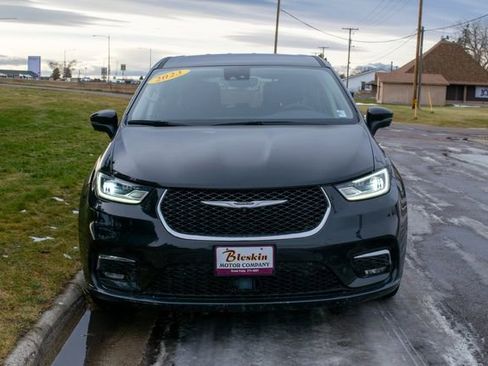 Used 2023 Chrysler Pacifica Touring-L image 2