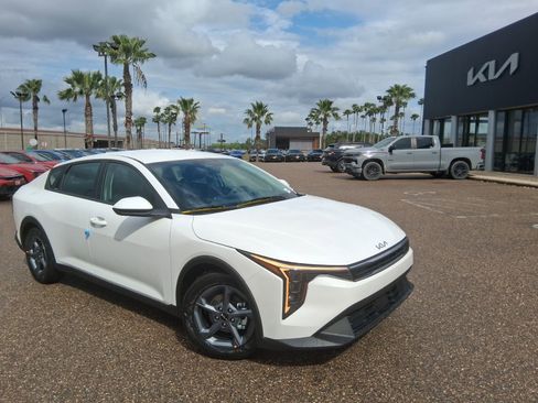 New 2026 Kia K4 FWD image 1