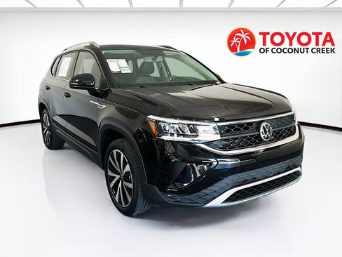 Used 2022 Volkswagen Taos SE FWD image 1
