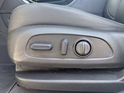 Used 2023 GMC Acadia SLT w/ Elevation Edition image 11