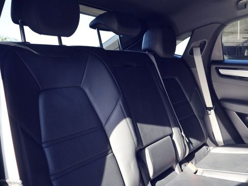 Certified 2023 Porsche Cayenne Platinum Edition image 23