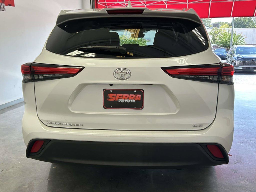 Used 2022 Toyota Highlander XLE FWD image 4