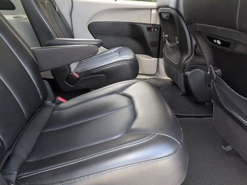 Used 2024 Chrysler Pacifica Touring-L FWD image 30