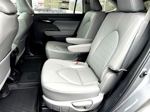 New 2025 Toyota Highlander XLE image 18