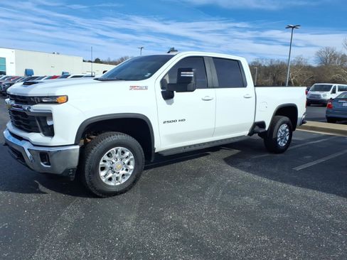 Used 2024 Chevrolet Silverado 2500 LT image 3