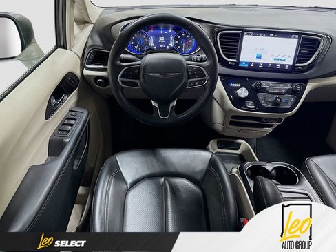 Used 2023 Chrysler Pacifica Touring-L FWD image 24