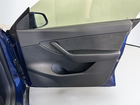 Used 2021 Tesla Model Y Long Range AWD/4WD image 32
