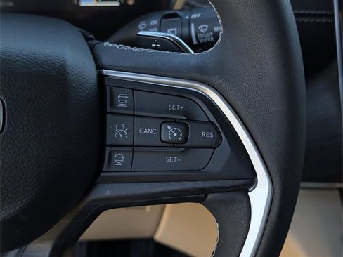 Used 2023 Jeep Grand Cherokee Limited image 16