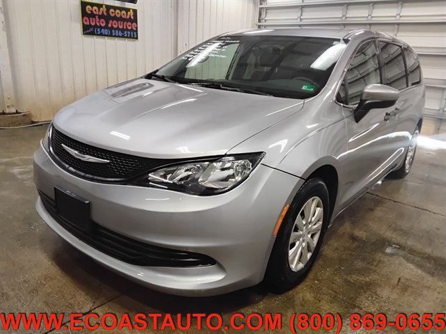 Used 2020 Chrysler Voyager L FWD image 4