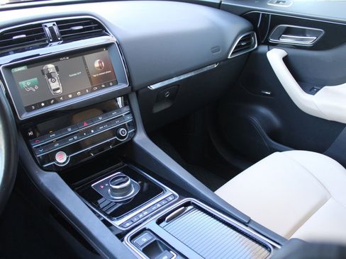 Used 2020 Jaguar F-PACE Premium image 13