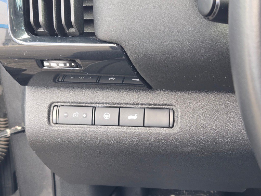 Used 2025 Nissan Pathfinder SV AWD/4WD image 33