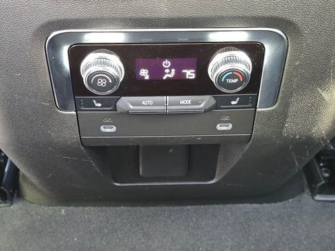 Used 2022 GMC Yukon XL SLT w/ SLT Luxury Package AWD/4WD image 19