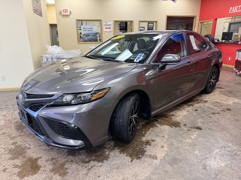 Used 2023 Toyota Camry SE FWD image 3