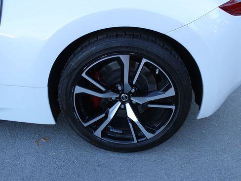 Used 2018 Nissan 370Z Coupe RWD image 10