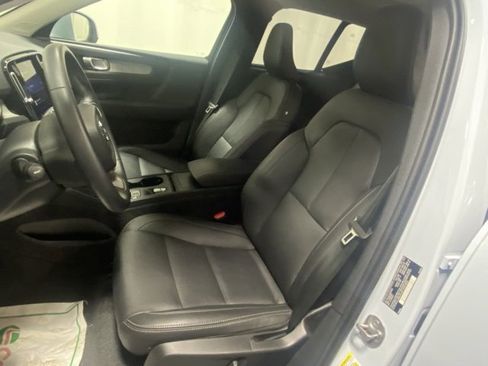 Certified 2025 Volvo XC40 B5 Core image 11