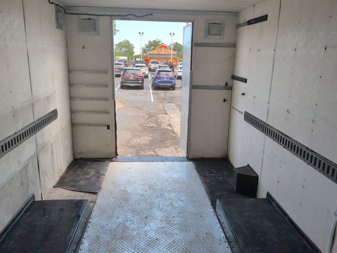 Used 2016 Chevrolet Express 4500 RWD image 17