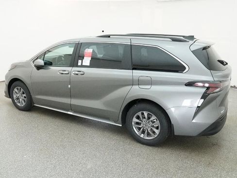 New 2026 Toyota Sienna XLE image 7