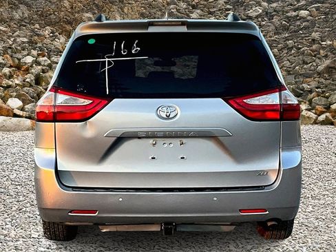 Used 2018 Toyota Sienna XLE w/ XLE Navigation Package image 4