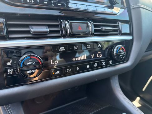 Used 2024 Nissan Pathfinder Platinum AWD/4WD image 39