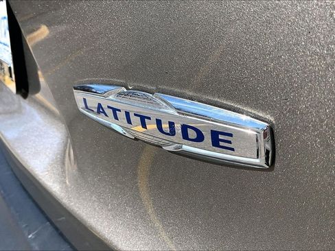 Used 2019 Jeep Cherokee Latitude w/ Cold Weather Group image 8