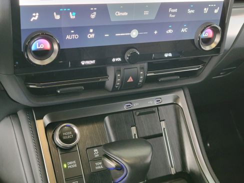 Used 2024 Lexus GX 550 w/ Accessory Package (31) image 24