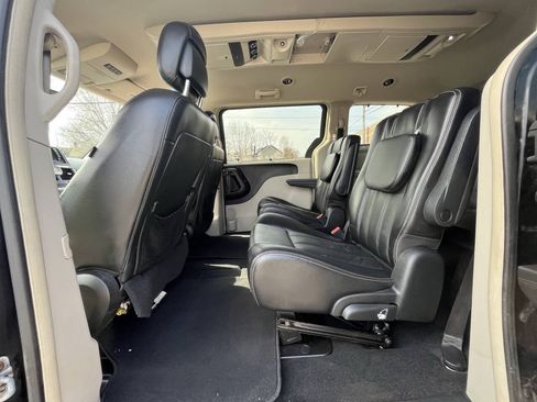 Used 2011 Chrysler Town & Country Touring-L w/ Entertainment Group #2 FWD image 15