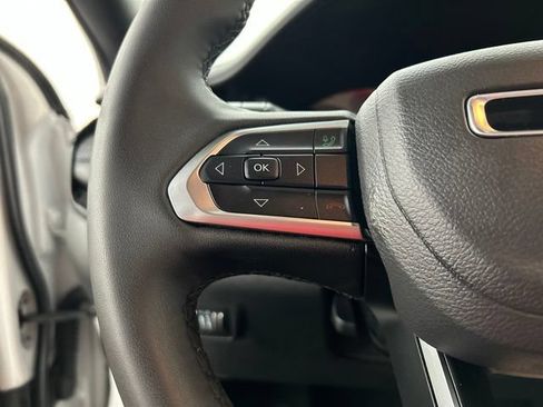 Used 2025 Jeep Compass Latitude w/ Convenience Group AWD/4WD image 8