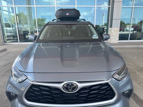 Used 2023 Toyota Highlander LE FWD image 25