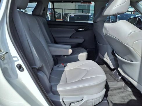 Used 2020 Toyota Highlander XLE FWD image 20