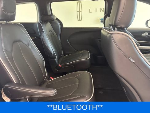 Used 2026 Chrysler Pacifica Limited FWD image 10