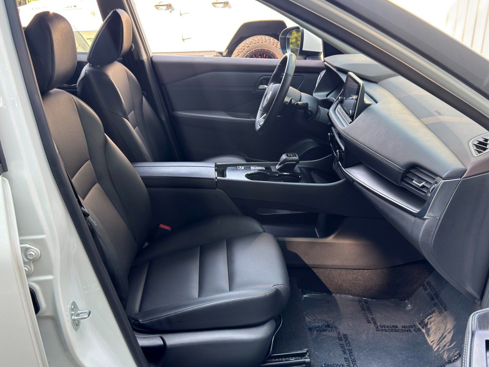 Used 2023 Nissan Rogue SV w/ SV Premium B Package FWD image 15