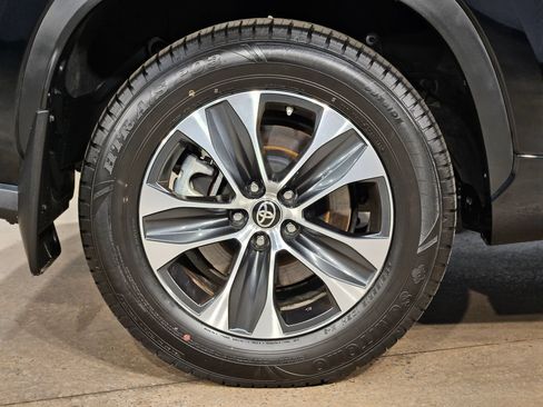 Used 2025 Toyota Highlander XLE AWD/4WD image 17