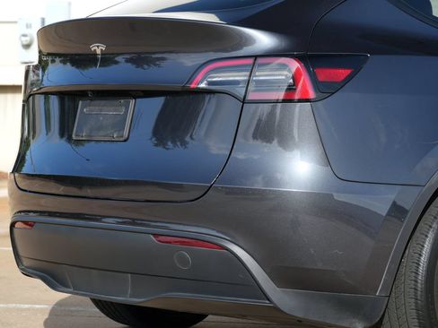 Used 2025 Tesla Model Y Long Range RWD image 36
