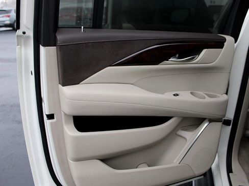 Used 2015 Cadillac Escalade ESV Luxury image 30