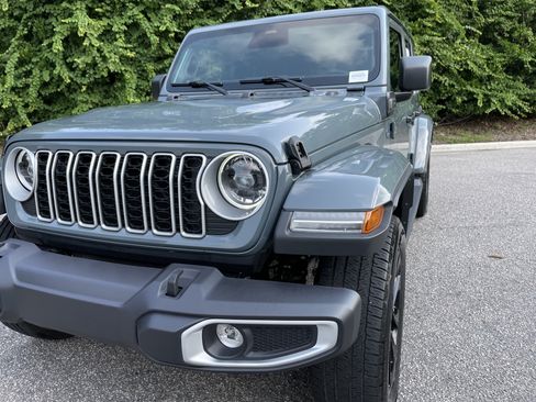 Used 2025 Jeep Wrangler Unlimited Sahara AWD/4WD image 5