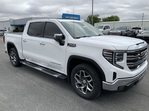 Used 2022 GMC Sierra 1500 SLT w/ SLT Premium Plus Package AWD/4WD image 2