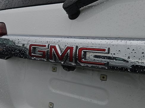 Used 2023 GMC Acadia SLE FWD image 29